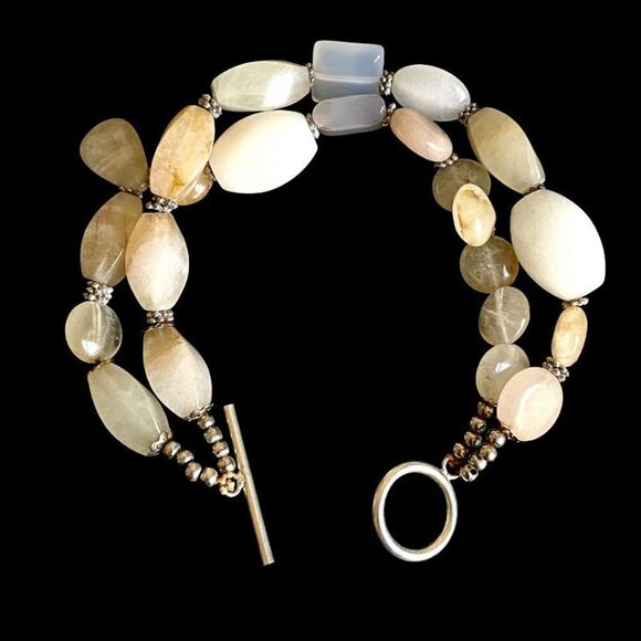 RR# Beautiful Polished Quartz w/ Silver Clasp Bracelet - Picture 1 of 7